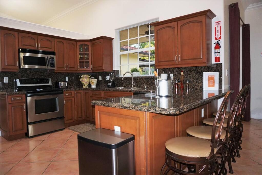 New Luxury Vacation Dream Rental- Sleeps 15! Miami Eksteriør billede